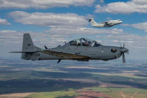 Dwa samoloty przeznaczone dla Força Aérea Portuguesa: pierwszy A-29N i trzeci KC-390 we wspólnym locie / Zdjęcie: Embraer