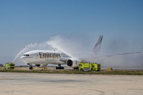 Boeing 777-200LR witany salutem wodnym na lotnisku w Damaszku / Zdjęcie: Emirates 
