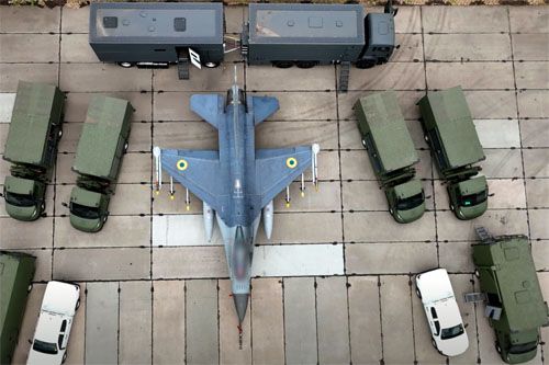 Mobilny kompleks obsługi myśliwców F-16 poza bazami lotniczymi zbudowany na Ukrainie / Zdjęcie: Powiernis żiwim