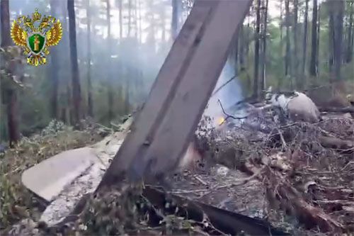 Szczątki samolotu An-24, który rozbił się w lesie w pobliżu Tyndy, znaleziono rozrzucone na dużym obszarze / Zdjęcie: kadr z filmu Dalekowschodniej Prokuratury Transportowej FR