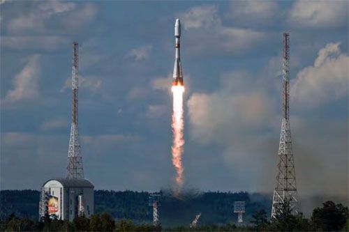 Rosyjska rakieta nośna Sojuz-2.1b startuje do lotu z satelitami meteorologicznymi Ionosfera-M nr 3 i 4 oraz 18 mniejszymi satelitami, w tym irańskim Nahid-2 / Zdjęcie: Roskosmos