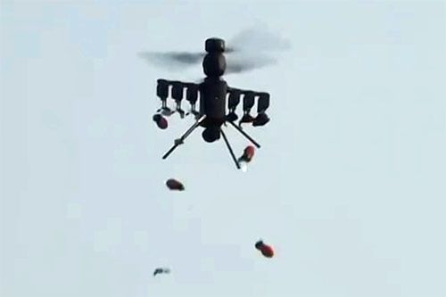 Mały bezzałogowy śmigłowiec Black Bee zrzuca małe bomby przeznaczone do zwalczania lekko uzbrojonych celów / Zdjęcie: zrzut z ekranu via X