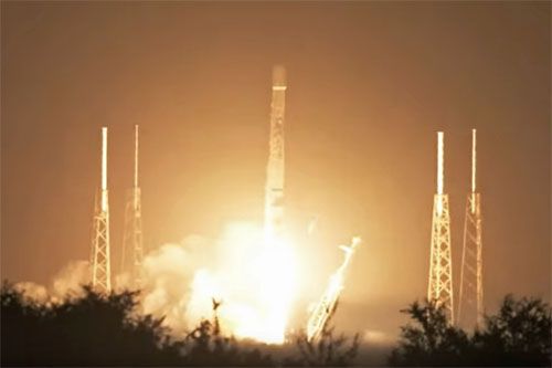 Rakieta nośna Falcon 9 z 28 satelitami Starlink v2 Mini Group 10-26 startuje z platformy startowej SpaceX, SLC-40 na Cape Canaveral na Florydzie, 26 lipca, 5:01 EST / Zdjęcie: kadr z transmisji SpaceX