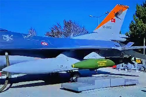 Bomba MK40 Gazap podczas testu zrzutu spod skrzydła samolotu F-16 / Zdjęcie: kadr z filmu MO Turcji