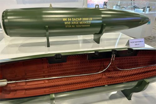 Bombę MK40 Gazap i jej przekrój pokazano podczas Międzynarodowych Targów Przemysłu Obronnego (IDEF) 2025 w Stambule. Bomba niszczy cele nie tylko ładunkiem termobarycznym, ale także tysiącami odłamków o różnej wielkości / Zdjęcie: via TRT Global