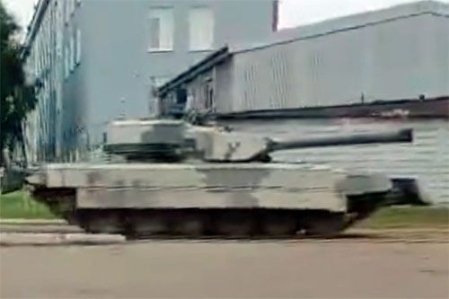 Bezzałogowy czołg kompleksu Szturm powracający z testów na poligonie doświadczalnym. W tym przypadku jest sterowany przez załogę