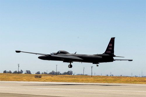 Samolot rozpoznawczy U-2 ląduje w Beale AFB po rekordowym locie, 1 sierpnia 2025 / Zdjęcie: USAF