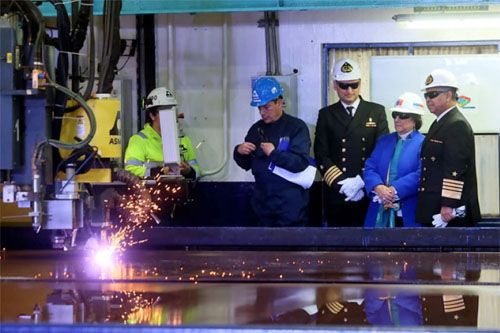 Minister obrony Chile Adriana Delpiano obserwuje początek cięcia blach do budowy drugiego wielozadaniowego okrętu projektu Escotillón IV / Zdjęcie: MO Chile