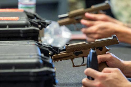 Szkolenie w konserwacji broni bojowej – żołnierze uczą się, jak prawidłowo obchodzić się z pistoletami M18. Baza US Air Force Holloman w Nowym Meksyku, 3 lipca 2025 / Zdjęcie: Senior Airman Bob Teichmann – USAF