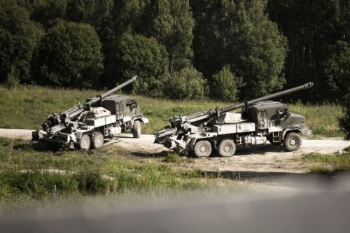 Estońskie CAESAR-y po wyładunku w porcie w Tallinnie. Łącznie Estonia zamówiła 12 takich systemów / Zdjęcie: Siły Obronne Estonii