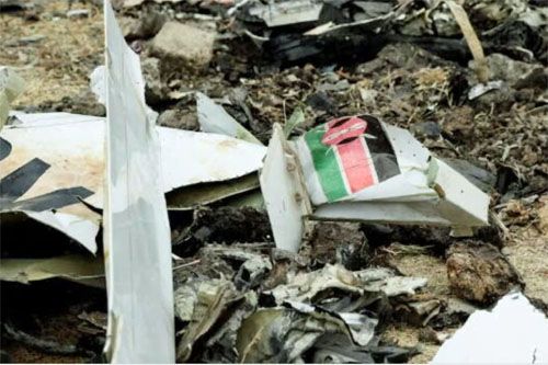 Szczątki samolotu Cessna Citation XLS, który spadł na centrum handlowe Mwihoko Secondary na osiedlu mieszkaniowym w Mwihoko na obrzeżach Nairobi / Zdjęcie: Straż Pożarna i Ratownictwa Okręgu Kiambu