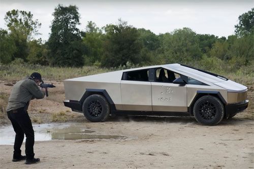 Testy ostrzału drzwi samochodu Tesla Cybertruck z pistoletu maszynowego Heckler & Koch MP-5SD. Żaden z pocisków kal. 9 mm nie przebił się do środka pojazdu / Zdjęcie: kadr z filmu promocyjnego Tesli