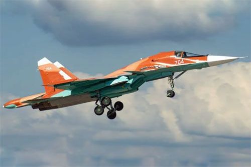 Bombowiec frontowy Su-34ME nr burt. 704 w nietypowym pustynnym kamuflażu w czasie lotu testowego nad lotniskiem w Żukowskim pod Moskwą / Zdjęcie: via X – OSINTWarfare