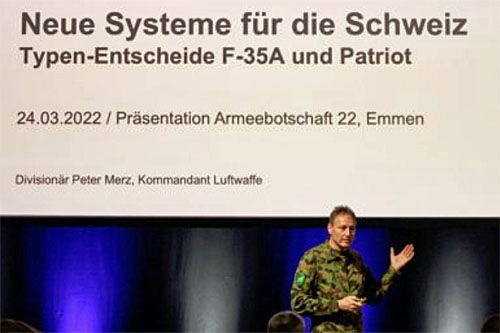 Dowódca szwajcarskich wojsk lotniczych gen. Peter Merz podczas prezentacji samolotów F-35A i systemów obrony powietrznej Patriot, jako broni dla Szwajcarii / Zdjęcie: MO Szwajcarii