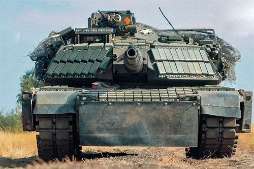 Zmodyfikowany przez Ukraińców amerykański czołg M1A1 SA Abrams, wyposażony w moduły pancerza aktywnego Kontakt-1 i osłony kratowe wieży, aby przeciwdziałać zagrożeniom asymetrycznym na polu walki, w tym bsl i amunicji krążącej / Zdjęcie: Ministerstwo Obrony Ukrainy