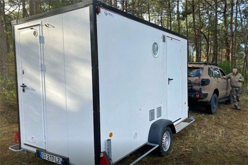 FMA 3D mieści się w jednoosiowej przyczepie ciągniętej przez SUV ACMAT VT4 4×4 / Zdjęcie: Per Se Systems