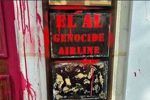Jeden z antyizraelskich napisów umieszczonych na paryskim biurze El Al 7 sierpnia 2025 / Zdjęcie: via X