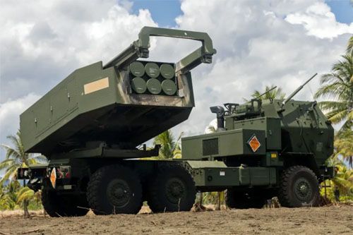 Żołnierze US Army przygotowują się do odpalenia pocisku rakietowego z M142 High Mobility Rocket System podczas ćwiczeń Balikatan 24 na Filipinach, 2 maja 2024 / Zdjęcie: USMC – Cpl. Kyle Chan