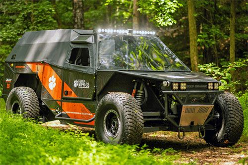 Pojazd Deep Orange 16 podczas autonomicznej jazdy przez las. Algorytmy pokładowe skanują otoczenie, tworząc cyfrową mapę, a następnie przełączają się w tryb autonomiczny. Ulepszone czujniki pozwalają pojazdowi korygować trasę w czasie rzeczywistym, zapewniając bezpieczną nawigację / Zdjęcie: Clemson News