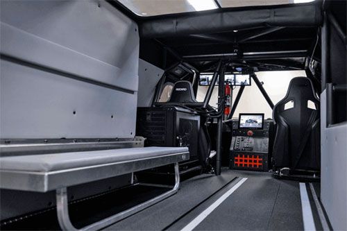 Wnętrze Deep Orange 16. Wewnątrz pojazdu znajduje się monitor medyczny, który stale monitoruje funkcje życiowe załogi, w tym tętno, temperaturę i pocenie się. Pojazd w wersji medycznej może przewozić pacjenta na noszach / Zdjęcie: Clemson News