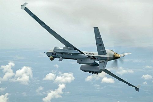 Bsl MQ-9A Reaper wyposażony w nowe zasobniki łączności i wsparcia elektronicznego SkyTower II (pod lewym skrzydłem) i RDESS/SOAR (pod prawym) w pierwszym locie / Zdjęcie: NAVAIR