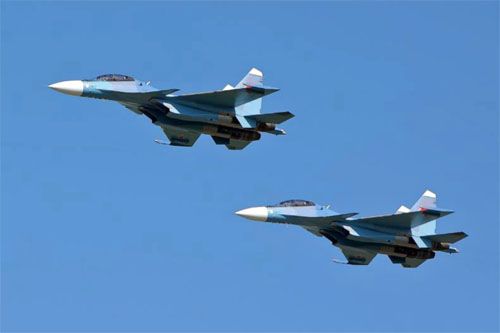 Dwa myśliwce wielozadaniowe Su-30SM2 przelatują nad białoruską bazą w Baranowiczach przed wylądowaniem po locie z Irkucka (z międzylądowaniem w Ufie), 14 sierpnia 2025 / Zdjęcie: MO Białorusi
