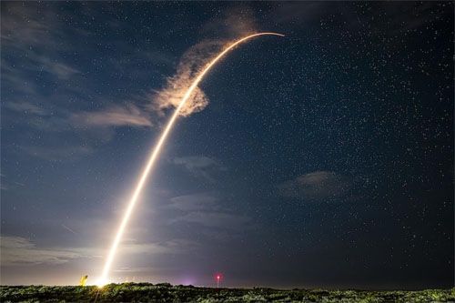 Rakieta nośna SpaceX Falcon 9 startuje z Przylądka Canaveral z małym wahadłowcem Boeing X-37B, 21 sierpnia 2025 o 23:50 czasu wschodniego / Zdjęcie: SpaceX