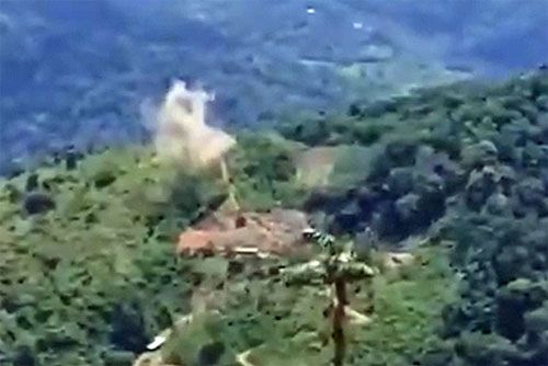 Dymy unoszące się nad miejscem upadku śmigłowca UH-60 Black Hawk należącego do Policía Nacional de Colombia / Zdjęcie: kadr z filmu Patriota2.0 via X