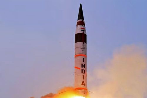 Rakiety balistyczna dalekiego zasięgu Agni-5 startuje do lotu testowego / Zdjęcie: DRDO