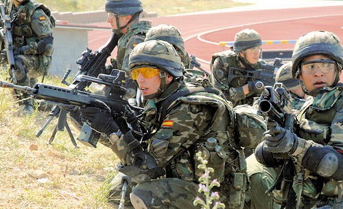 Od 2009 armia hiszpańska wznowiła dostawy karabinków G36 w trzech  odmianach (G36CE, G36KVE i G36E), jak również zakupiła karabinki  maszynowego MG4E