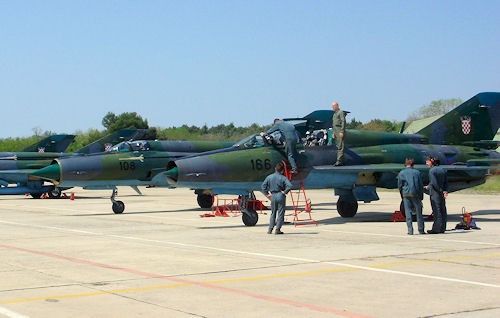 Chorwackie MiG-21bisD na lotnisku 91 bazy w Puli. Drugi od prawej - 108, który rozbił się 23 września 2010 w pobliżu Slunj