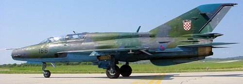 Dwumiejscowy MiG-21UMD kołuje przed startem na lotnisku w Puli. Już  wkrótce takie kadry mogą przejść do historii sił zbrojnych niepodległej  Chorwacji / Zdjęcia: Igor Bozinowski