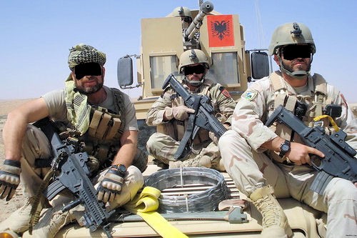Od 2008 włoska broń jest używana również przez albański batalion specjalny B.O.S., w tym jego 44-osobowy pododdział Orzeł 1, działający w Afganistanie w ramach ISAF / Zdjęcie: AlbMilitary.com
