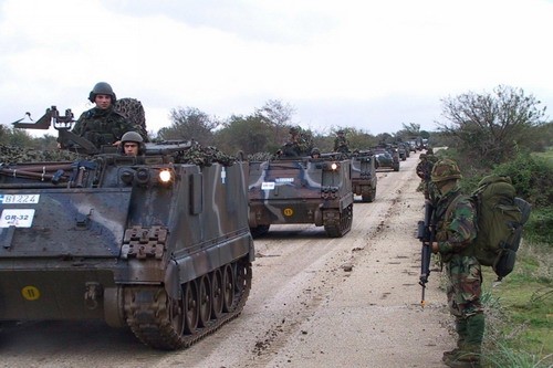 Zapowiedź drakońskich redukcji wydatków wojsk lądowych, musi doprowadzić do skasowania programów wzmocnienia jednostek zmechanizowanych, których podstawowym wyposażeniem pozostaną prawdopodobnie transportery rodziny M113 / Zdjęcie: greekmilitary.net
