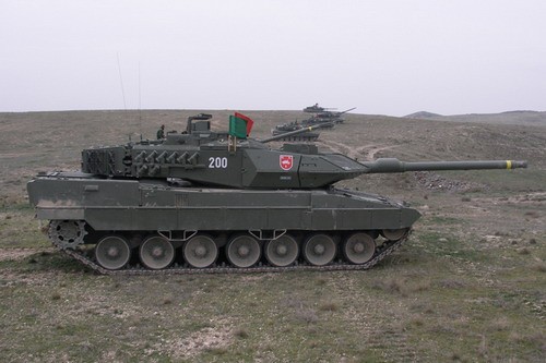 Zakłady General Dynamics Santa Bárbara Sistemas wyprodukowały na licencji, w latach 2003-2008, 219 czołgów Leopard 2E dla hiszpańskich wojsk lądowych. W odróżnieniu od Leopardów A6, ich hiszpańskie mutacje otrzymały wzmocniony pancerz oraz część hiszpańskich podzespołów, w tym SKO / Zdjęcie: Ejercito de Tierra