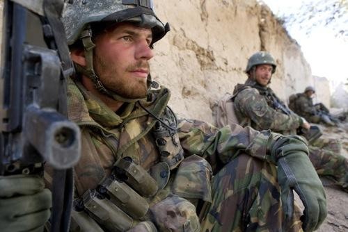</span>Cięcia wydatków wojskowych dotkną również formacji wojskowych. Na zdjęciu żołnierze 13. batalionu piechoty pułku Stoottroepen Prins Bernhard w czasie operacji Spin Ghar w Dorafshan w prowincji Uruzgan, w listopadzie 2007. Obecnie w Afganistanie przebywa niewielka grupa żołnierzy, zajmujących się ewakuacją pozostałego sprzętu. Holendrzy wycofali się z wojny w lipcu i sierpniu bieżącego roku, zgodnie z zapowiedziami z 2007. W pierwszym okresie skierowali do działań 2 tys. żołnierzy. Z czasem liczba ta spadła do 380 / Zdjecie: MO Holandii