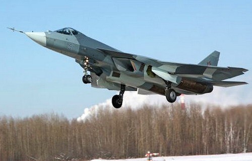 </span>Nowy  samolot będzie oparty o rozwijanego w Rosji PAK FA (T-50). Indie  zamierzają jednak dostosować go do swoich potrzeb i zapewnić sobie  możliwość uruchomienia produkcji w kraju / Zdjęcie: AWPK Suchoj