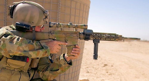 Do tej pory w roli broni wsparcia armia australijska wykorzystuje amerykańskie 7,62-mm karabiny samopowtarzalne KAC SR-25. Na zdjęciu strzelec wyborowy ADF w Afganistanie w październiku 2010 / Zdjęcie: DoD Australii
