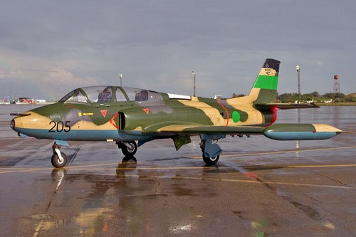 Jeden z Soko G-2A-E Galeb libijskiej szkoły lotniczej. 24 lutego rebelianci zdobyli 4 takie samoloty - wraz z kilkoma śmigłowcami Mi-2 - w bazie lotniczej pod Mistratą. Wraz z rządową ofensywą, zostali jednak szybko wyparci na tereny o zwartej zabudowie / Zdjęcie: xairforces.net