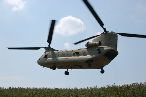 Zdecydowana większość CH-47F wykorzystywana jest bojowo w Afganistanie. Zostały wyposażone w silniki o mocy 4868 KM każdy (w porównaniu do 3750 KM w wersji D), co pozwala na bardziej sprawne wykorzystanie w górskim terenie tego kraju / Zdjęcie: US Army