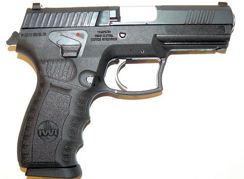 Jericho B zastąpił w ofercie IWI pistolet Barak. Broń oferowana jest na światowych rynkach od 3 miesięcy i już zdobyła dwa europejskie zamówienia (m.in. w jednym z państw bałkańskich). Izraelczycy produkują pistolety w trzech kalibrach: 9 mm, 10 mm (.40 S&W) i 11,43 mm (.45 ACP)