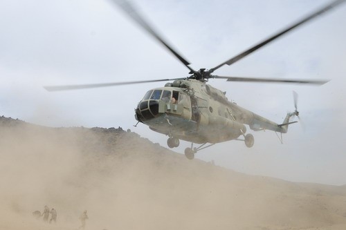 Afgański Mi-17. Śmigłowce tego typu są jedynymi, na których mogą latać - bez dodatkowego przeszkolenia - afgańscy piloci / Zdjęcie: DO USA