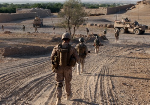 Amerykańscy Marines i żołnierze gruzińscy w czasie wspólnego patrolu. Władze USA wydają na wojnę w Afganistanie ponad 100 mld USD rocznie / Zdjęcie: USMC