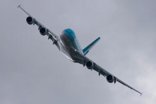 Koreański A380 w czasie efektownego przelotu nad płytą lotniska Le Bourget. Tegoroczna impreza została niemal zawłaszczona, biorąc pod uwagę wielkość zamówień, przez europejskiego producenta lotniczego / Zdjęcie: Airbus