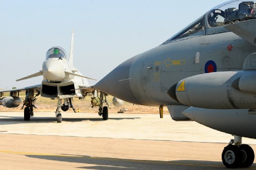 Uczestniczące w nalotach na Libię brytyjskie Tornado i Eurofighter, we włoskiej bazie lotniczej Gioia del Colle, w rejonie Bari / Zdjęcie: MO Wielkiej Brytanii
