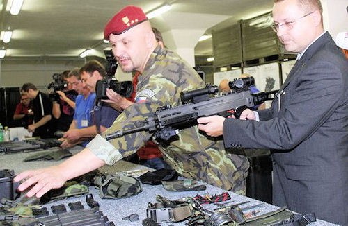 Szef sekcji uzbrojenia płk Pavel Bulant i przedstawiciel CZUB Peter  Vavra podczas przekazania armii pierwszych 505 karabinków i 20  granatników wyprodukowanych w fabryce w Uherskim Brodzie / Zdjęcie: ACR