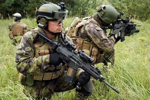 Czescy żołnierze wyposażeni w karabinki CZ 805. Na pierwszym planie z celownikiem kolimatorowym ZD-Dot i przystawką powiększającą DV-Mag3, po prawej stronie - dodatkowo z podwieszanym granatnikiem CZ 805 G1 kalibru 40 mm / Zdjęcie: Ceska zbrojovka