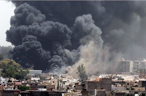 Zajęcie stolicy Libii przez rebeliantów nie byłoby prawdopodobnie możliwe bez długotrwałych ataków lotniczych, które zniszczyły infrastrukturę wojskową i rządową miasta (na zdjęciu wynik bombardowania magazynów wojskowych w lipcu). Według ostatniego oświadczenia NATO, od momentu rozpoczęcia kampanii lotniczej, samoloty Sojuszu oraz Kataru zniszczyły ok. 4000 celów w całym kraju / Zdjęcie: nytimes.com