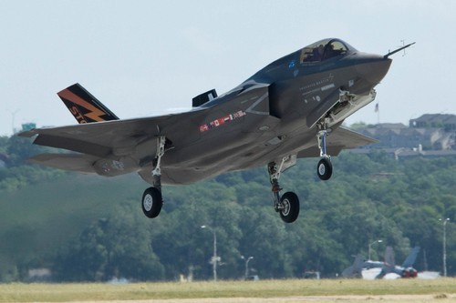 Start prototypu F-35BF-01. Program rozwoju samolotów krótkiego startu i pionowego lądowania jest zagrożony kasacją. Problem z wręgą nie jest jedynym wyzwaniem, stojącym przed konstruktorami / Zdjęcie: Lockheed Martin