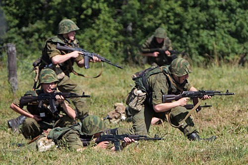Karabinki AK-74 i AK-74M są obecnie podstawową bronią strzelecką armii rosyjskiej / Zdjęcie: MO Rosji